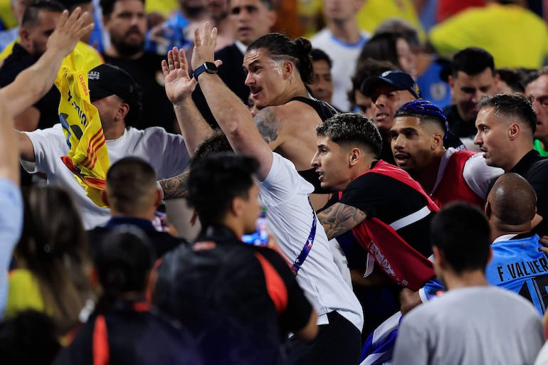 El uruguayo Darwin Núñez, futbolista de la selección de Uruguay, en la tribuna del estadio durante los incidentes con los hinchas colombianos durante la Copa América 2024, en Charlotte, Carolina del Norte, Estados Unidos.