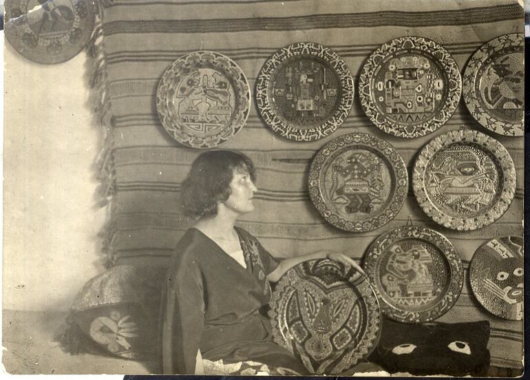 Josefina Plá de perfil, ca.1935. Copia positiva. Gelatina de plata. Colección del Museo Julián de la Herrería (CCE Juan de Salazar / AECID).