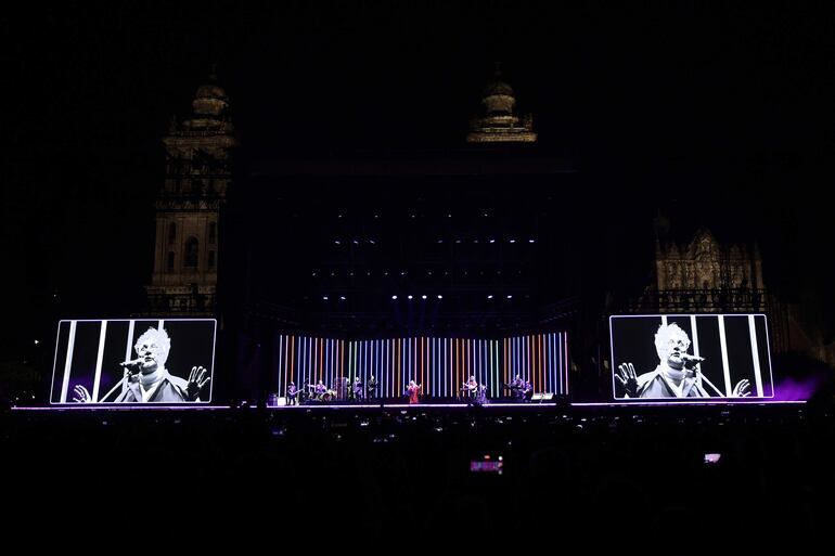 Miles de personas asistieron al concierto que se realizó en un imponente escenario montado en la plaza del Zócalo de México.
