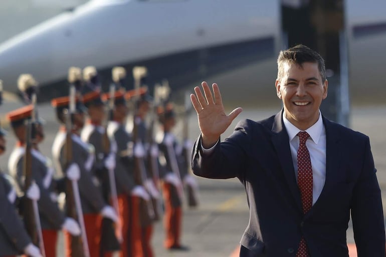 AME9029. BOGOTÁ (COLOMBIA), 14/08/2024.- Fotografía de archivo del 12 de enero de 2024 del presidente de Paraguay, Santiago Peña, saludando a su llegada al Aeropuerto Internacional La Aurora en Ciudad de Guatemala (Guatemala). El Gobierno de Paraguay, liderado por Santiago Peña, cumple el 15 de agosto un año en funciones con una macroeconomía ordenada, mayor recaudación tributaria, pero con el reto de fortalecer las instituciones y la lucha contra la corrupción y de ganar autonomía frente al oficialista Partido Colorado. EFE/ David Toro ARCHIVO
