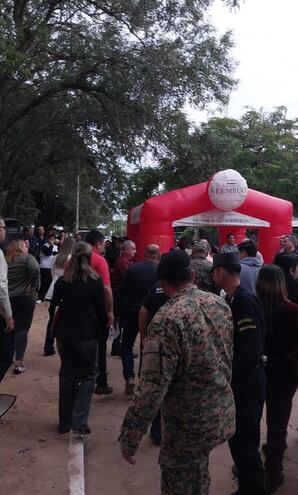 Momento en que los custodios, miembros de la Policía Nacional, retiran al gobernador Víctor Hugo Pereira y al intendente de la ciudad de Gral. Díaz Carlos Romero del local de la inauguración ante el grito de los manifestantes.