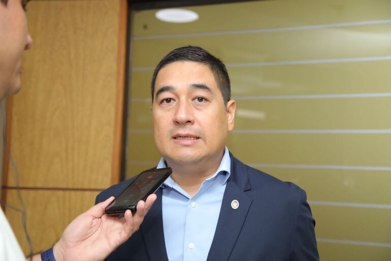 El senador Eduardo Nakayama, tras una reunión de la mesa directiva del Senado este lunes.