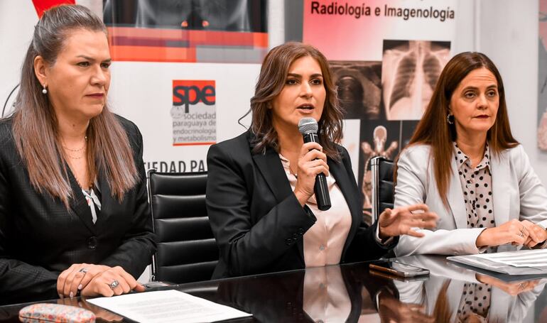 Estuvieron María Teresa Barán, ministra de Salud, Dra. Fabiola Romero, presidenta de la Sociedad Paraguaya de Endocrinología y Metabolismo y Dra. Sussam Benítez, coordinadora de las actividades de atención endocrinológica en centros de referencia del país.