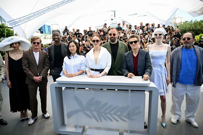 Margaret Qualley, Jesse Plemons, Mamoudou Athie, Hong Chau, Emma Stone, Yorgos Lanthimos, Willem Dafoe y Hunter Schafer acompañaron la presentación de "Kind of Kindness" en la riviera francesa.