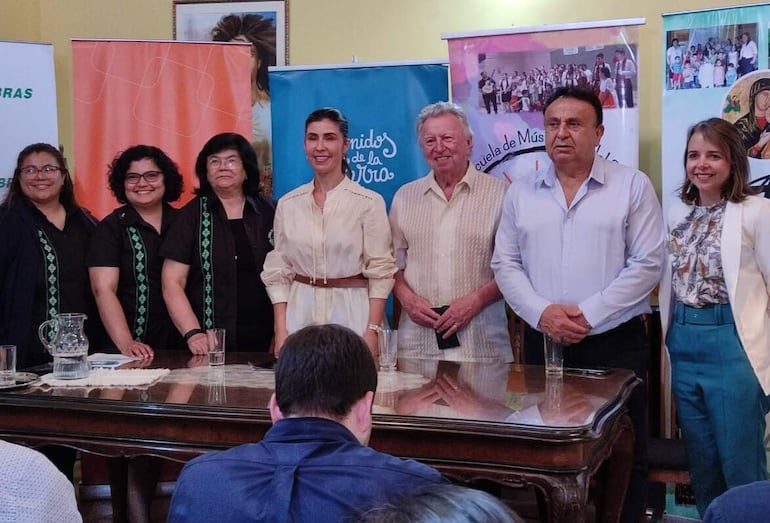 Las representantes de la escuela de Música Villa del Sol Matilde González; Hna. Cyntia Núñez, Hna. Fabiola Camacho; gobernadora Norma Zárate; maestro Luis Szaran, intendente Luciano Cañete y Natalia García de Sonidos de la Tierra.