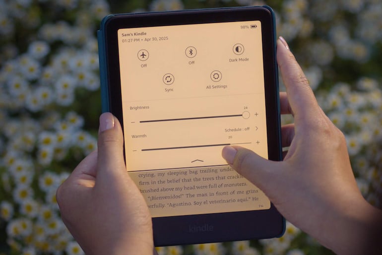 Fotografía cedida por Amazon de una mujer utilizando la nueva Kindle Scribe. Amazon presentó este miércoles su nuevo Kindle Scribe, un cuaderno digital que usa la inteligencia artificial generativa para hacer resúmenes de textos, mejorar la caligrafía y hacer apuntes en los libros, entre otras funciones.