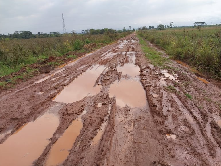 En estas condiciones se encuentran los caminos de Capiibary. (Foto: Sergio Escobar Rober).