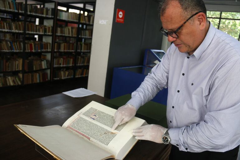 Javier Ortiz, director de la Biblioteca Nacional de Paraguay, muestra una de las siete réplicas de la biblia de Gutenberg, en Asunción. La Biblioteca Nacional de Paraguay incorpora oficialmente a su colección la única réplica de la Biblia de Gutenberg en Sudamérica, que será exhibida al público.