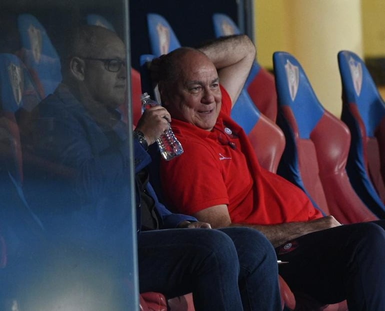 Francisco Arce (i), entrenador de Cerro Porteño, durante el partido contra Resistencia por la jornada 21 del torneo Clausura 2022 del fútbol paraguayo.