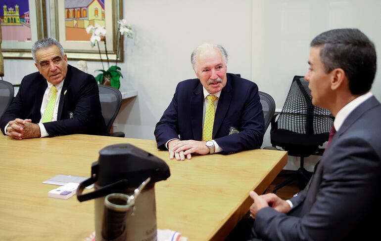 Hoy se reunieron Édgar Molas, el Dr. Hugo Mersán Galli y el Presidente Santiago Peña.