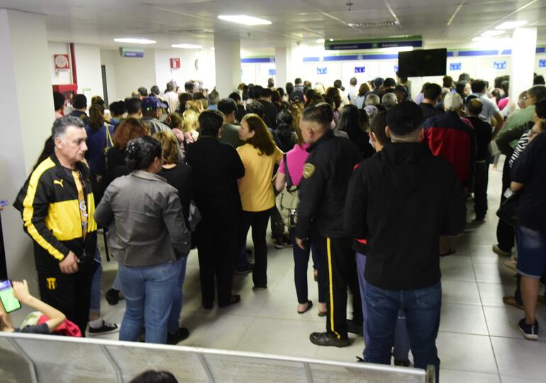 Adultos mayores hasta se descompensaron esperando que se abran las puertas del Centro de Atención Ambulatoria del IPS.