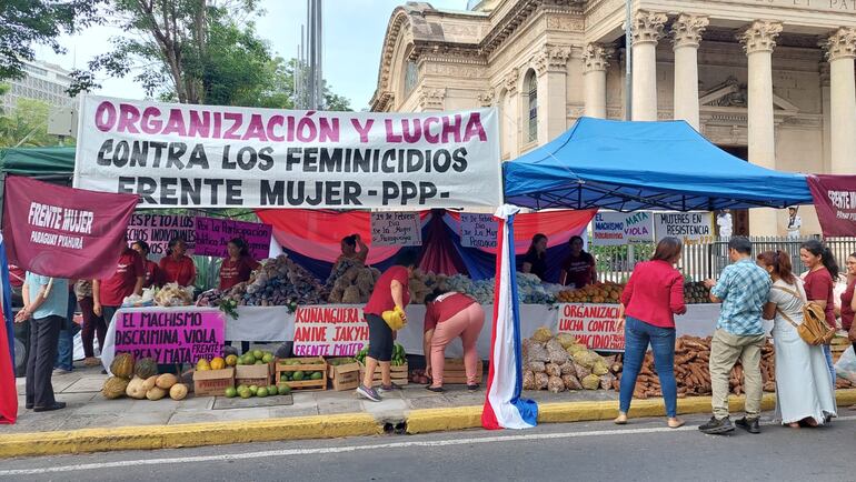 Donación de alimentos por el Día de la Mujer Paraguaya.