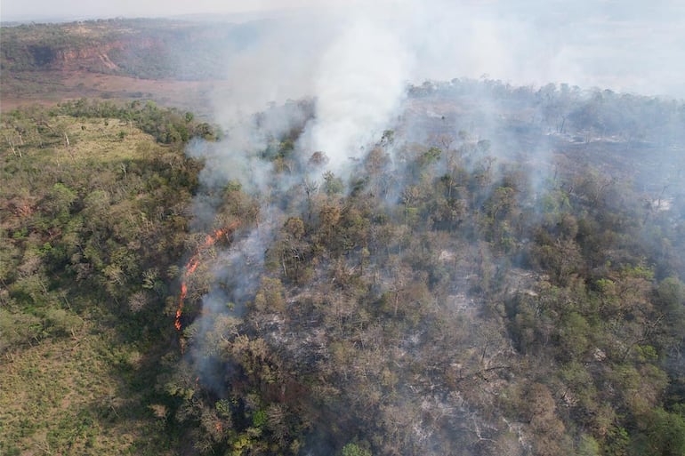 Declaran emergencia general por incendio de gran magnitud en el parque Cerro Corá