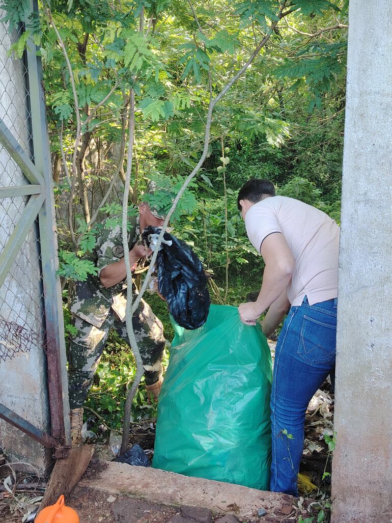 Pobladores de Encarnación se unen para limpiar el cauce del arroyo Poti’y, que está contaminado con residuos urbanos.