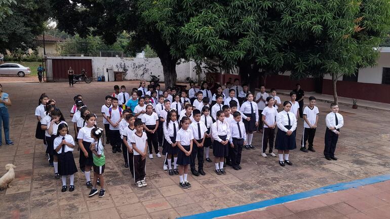 Solo un reducido grupo de alumnos acudió a la escuela San Francisco de Asís de Ñemby porque tres grados se encuentran clausurados tras un incendio. Más de cien estudiantes se quedarán sin almuerzo escolar este año.