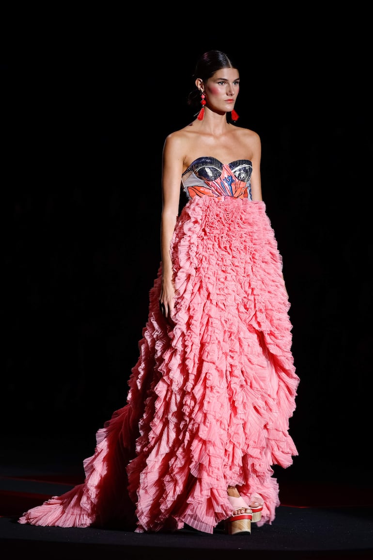 Una modelo desfila con diseños de la firma Lola Casademunt en la Mercedes-Benz Madrid Fashion Week.