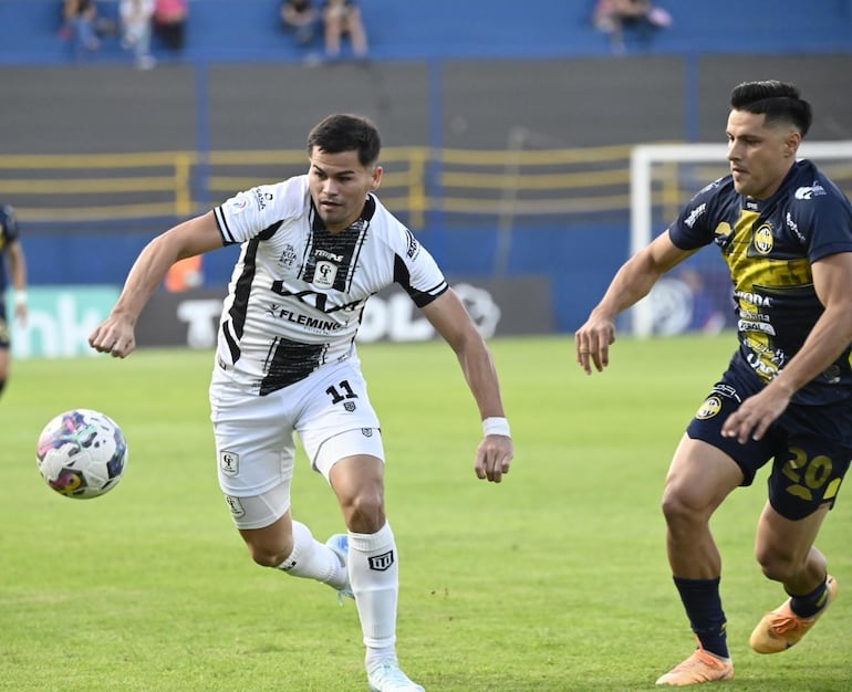 Feliciano Brizuela se lleva el balón ante la marca de Wildo Alonso