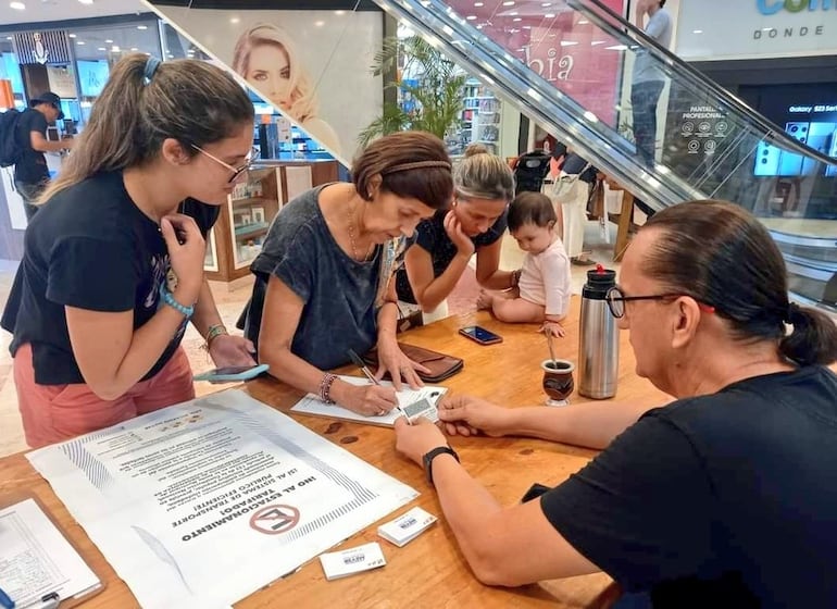 Junta de formas contra el estacionamiento tarifado en Asunción.