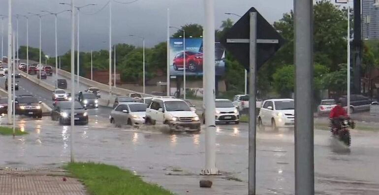 La conexión del puente Héroes del Chaco con el corredor vial botánico se inundó ayer.