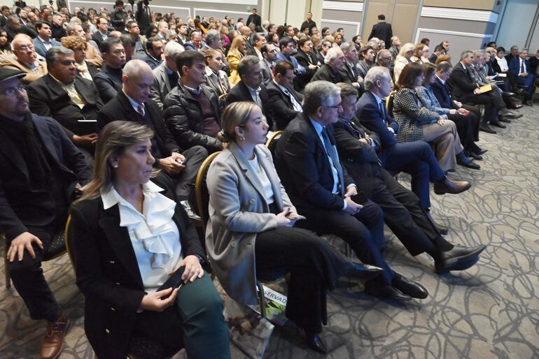 Vista de los participantes del conversatorio con el presidente de la República electo, Santiago Peña, organizado por el Club de Ejecutivos del Paraguay, en el salón de eventos del Paseo la Galería.