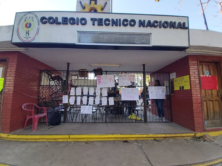 Toma de Colegio Técnico Nacional por alumnos que piden el juicio político.