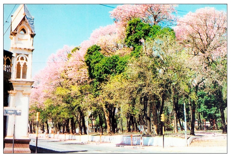 Asunción, vista de la Estación del Ferrocarril y la Plaza Uruguaya en una antigua postal