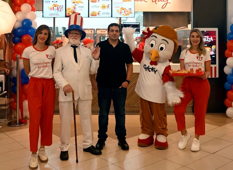 Guillermo Biedermann Clebsch (centro), gerente general de SouthFood SA, en la inauguración del local ocho de KFC.