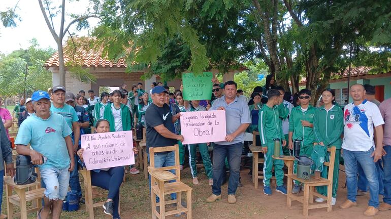 La comunidad educativa del colegio Andrés Barbero de San Pedro de Ycuamandyyú se moviliza y exige aulas