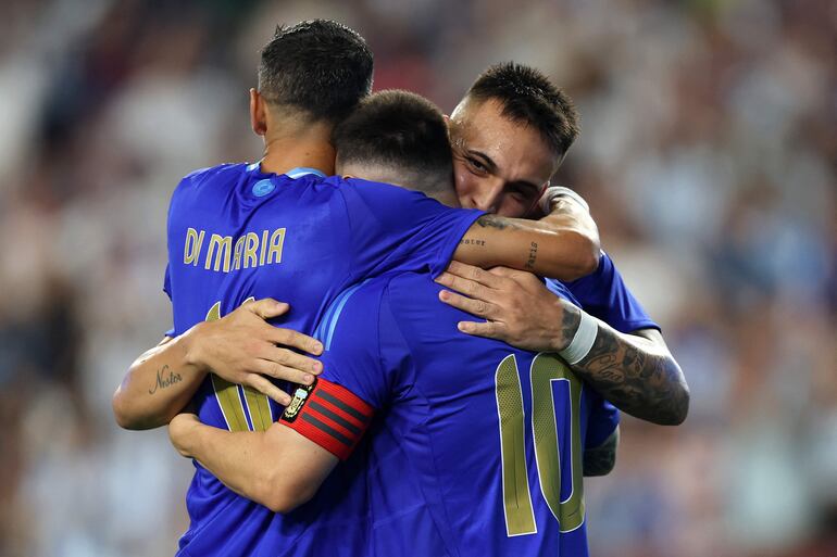 Los jugadores de la selección argentina celebran un gol en el partido amistoso frente a Guatemala en Estados Unidos.