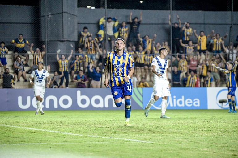 Festejo contenido de Elvio Vera Brítez (24 años) por su pasado en Ameliano, la euforia de la afición auriazul de fondo  y el sufrimiento del talentoso  volante Giovanni Bogado (23).