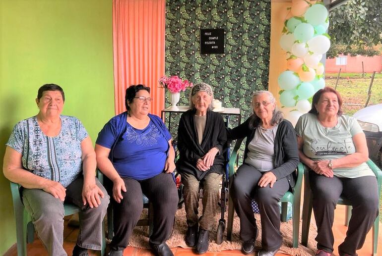 Doña Felicita Arévalos viuda de Medina (centro) rodeada de sus hijas María Luisa, Margarita, Abelina  y Saturnina.