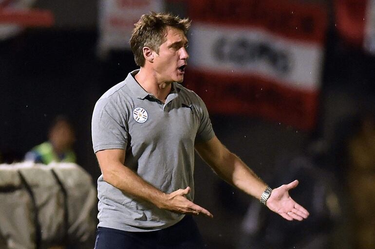 El entrenador de Paraguay, el argentino Guillermo Barros Schelotto, hace gestos durante el partido de fútbol de las eliminatorias sudamericanas para la Copa Mundial de la FIFA 2026 entre Paraguay y Perú, en el estadio Antonio Aranda de Ciudad del Este, Paraguay, el 7 de septiembre de 2023.