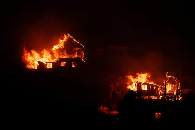 Casas arden durante un incendio en Viña del Mar, Chile.