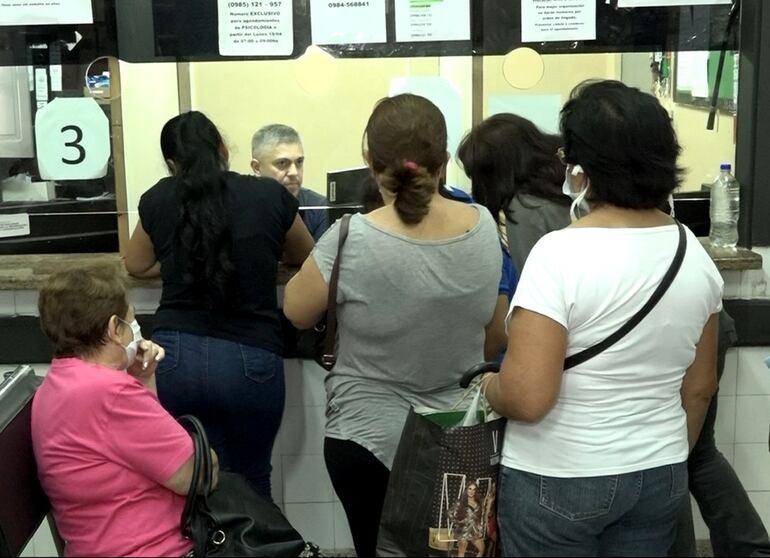 Pacientes dicen que en Hospital de Calle´i, ni siquiera hay jeringas. 