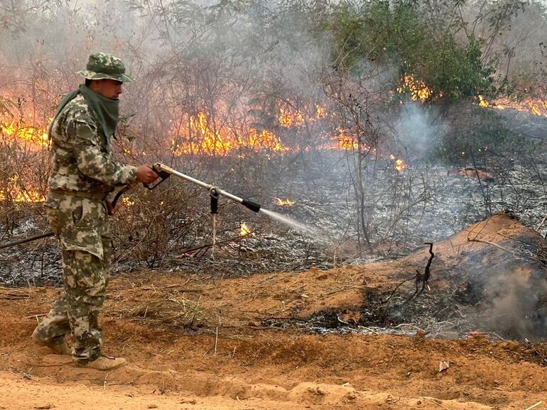 Un bombero militar en plena tarea de combatir el fuego en la zona de Chovoreca.