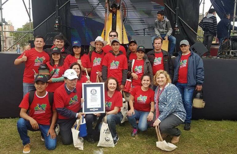 Pajarito participó en la ronda  histórica de  1.332 personas tomando tereré estableciendo  un Récord Guinness.