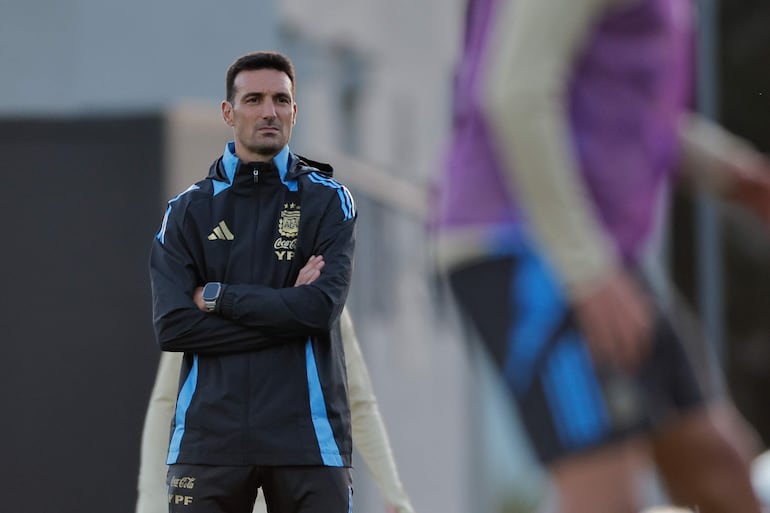 Lionel Scaloni, entrenador de la selección de Argentina, en el entrenamiento del plantel antes del partido frente a Chile por las Eliminatorias Sudamericanas 2026. 
