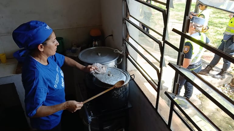 Villarrica: padres de familia exigen que se cambie a las cocineras del programa Hambre Cero