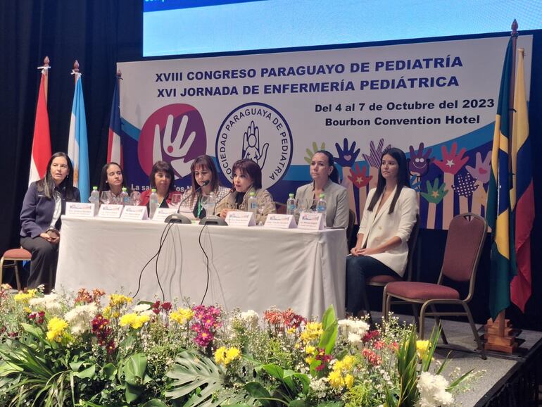 Profesionales exponentes sobre temas de salud debatidos en la actualidad.