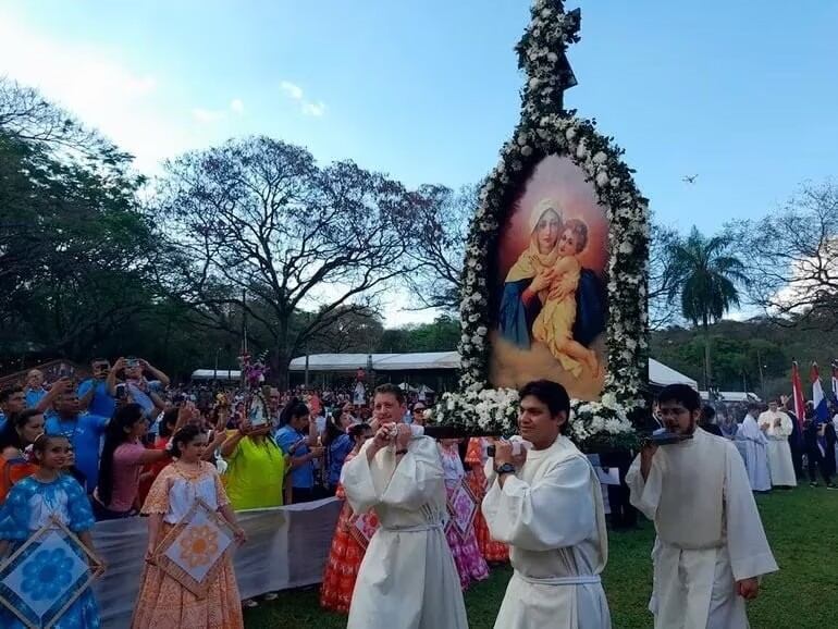 Procesión de la imagen de la Virgen de Schoenstatt en el Santuario de Tupãrenda.