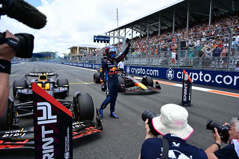 El neerlandés Max Verstappen, piloto de Red Bull Racing, celebra la victoria en la carrera sprint del Gran Premio de Miami en el Autódromo Internacional de Miami, en Miami, Estados Unidos.