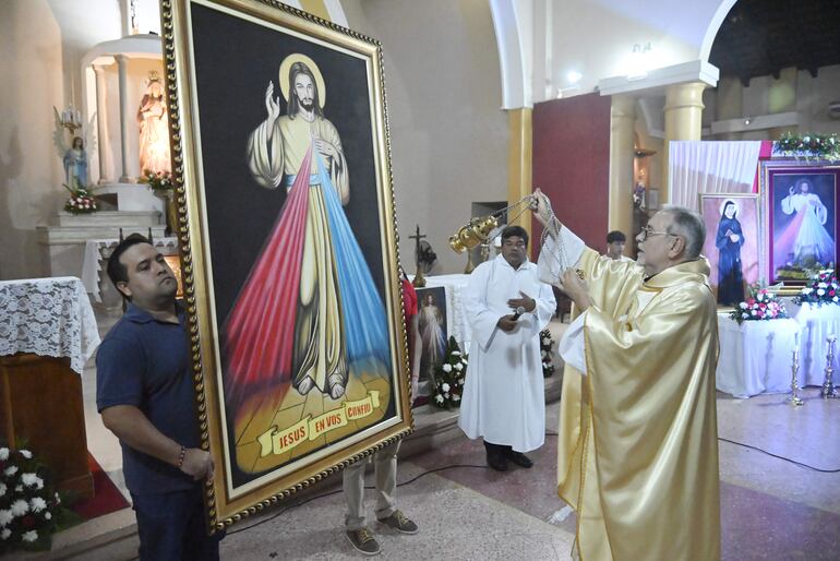 El Padre Ángel Arévalo presidió la misa de la Divina Misericordia en la Parroquia Virgen del Rosario, de Asunción.