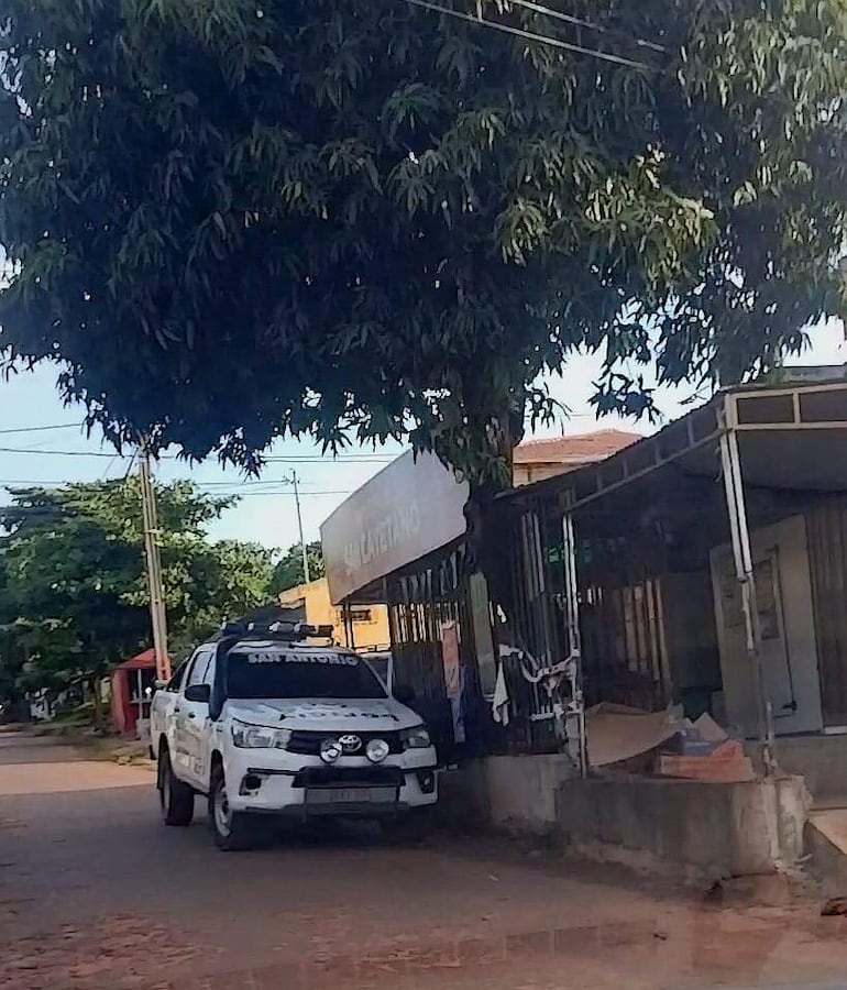 Patrullera de la Comisaría 24 Central, frente a una despensa en el barrio Cerrito. Los vecinos exigen que termine la famosa cobertura de "kokue" de los comisarios.