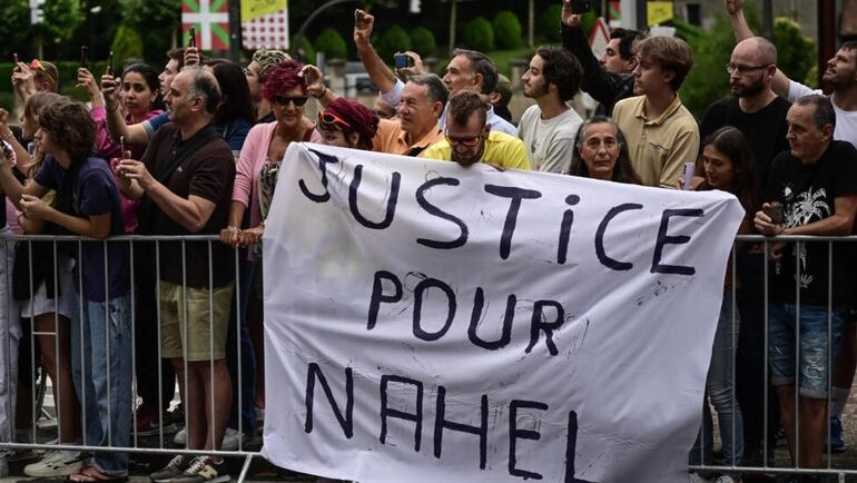 Pancarta de "Justicia para Nahel" en la 110ª edición del Tour de Francia de ciclismo, Bilbao, España, 1 de julio de 2023 (Foto: Marco Bertorello / AFP)