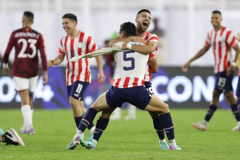 Los jugadores de Paraguay celebran la clasificación a Los Juegos Olímpicos París 2024 y la consagración de campeón del Preolímpico 2024 en el estadio Nacional Brígido Iriarte, en Caracas, Venezuela.