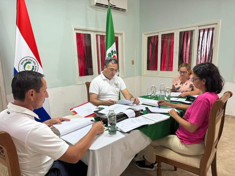 En pleno trabajo durante los días del proceso de selección de los estudiantes para recibir las becas.