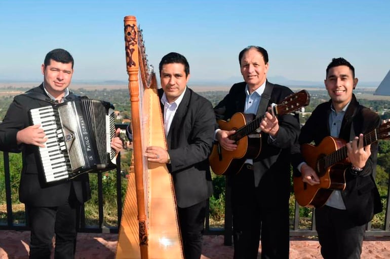 José López (tercero de la izquierda) y los músicos que componen su grupo carapegüeño con el que viene recorriendo distintos escenarios, de la mano de la música paraguaya.