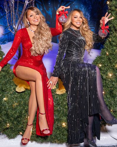 Mariah Carey posa feliz con su gemela de cera en el Museo Madame Tussauds de Nueva York.