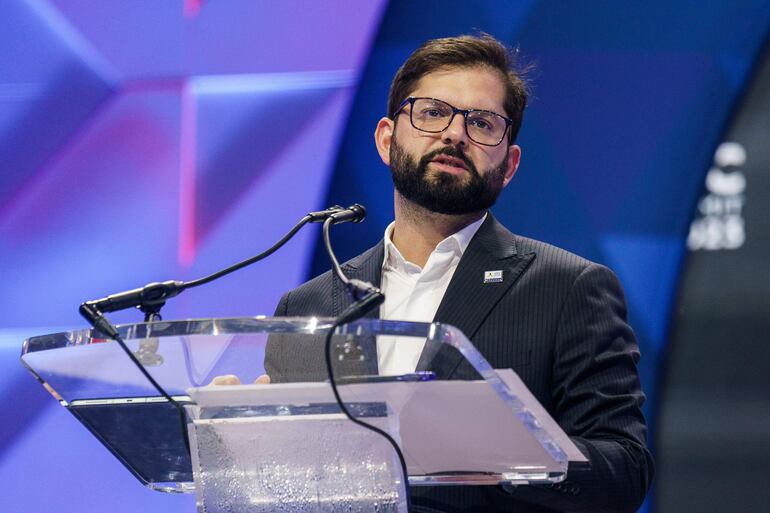 Fotografía cedida por la Presidencia de Chile, del presidente, Gabriel Boric, durante su discurso en la cumbre CEO Summit del foro APEC, en San Francisco (Estados Unidos).