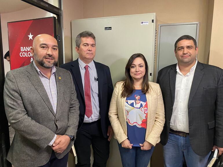 Los diputados cartistas Orlando Arévalos, Rocío Abed y José Rodríguez, tras la reunión de la bancada cartista.